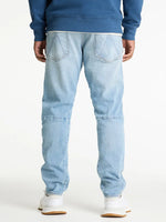 Lade das Bild in den Galerie-Viewer, CHASIN | Helyx Stride Tapered Fit Jeans | D32 LIGHT BLUE REPAIRED