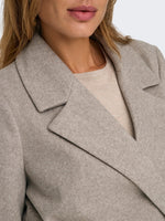 Lade das Bild in den Galerie-Viewer, ONLY | Alvilda Mantel | Simply taupe