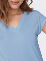 Lade das Bild in den Galerie-Viewer, ONLY | Free V-Neck T-shirt | Cashmere blue