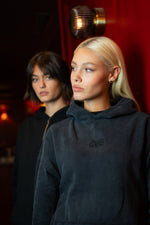 Lade das Bild in den Galerie-Viewer, VfB Stuttgart x Kleinigkeit | Hoodie mit Logo und Stadtbild | Black