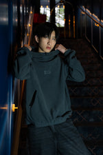 Lade das Bild in den Galerie-Viewer, VfB Stuttgart x Kleinigkeit | Fleece Hoodie mit Logo | Darkgrey