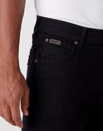 Lade das Bild in den Galerie-Viewer, Wrangler | TEXAS STRETCH - Straight Fit | 004 BLACK OVERDYE