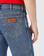 Lade das Bild in den Galerie-Viewer, Wrangler | TEXAS STRETCH -Straight Fit | 010 STONEWASH