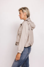 Lade das Bild in den Galerie-Viewer, Zhrill | BIRA - Jacke kurz | Greige