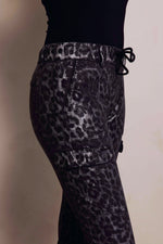 Lade das Bild in den Galerie-Viewer, Zhrill | DAISEY - Casual Hose | Black Leo