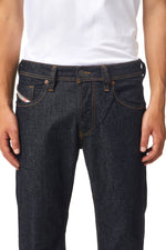 Lade das Bild in den Galerie-Viewer, Diesel | LARKEE-X - Straight Fit | 009HF