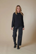 Lade das Bild in den Galerie-Viewer, Zhrill | Pullover Luana Yu | N9001 jet black
