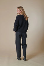 Lade das Bild in den Galerie-Viewer, Zhrill | Pullover Luana Yu | N9001 jet black
