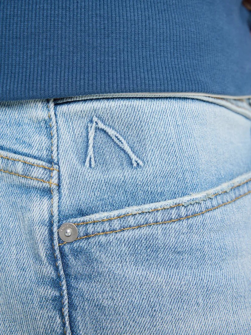 CHASIN | Helyx Stride Tapered Fit Jeans | D32 LIGHT BLUE REPAIRED