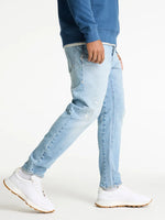 Lade das Bild in den Galerie-Viewer, CHASIN | Helyx Stride Tapered Fit Jeans | D32 LIGHT BLUE REPAIRED
