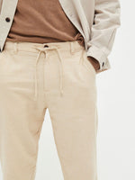 Lade das Bild in den Galerie-Viewer, SELECTED | SLIM FIT TAPERED LINEN HOSE | Incense Oatmeal
