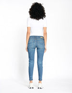 Lade das Bild in den Galerie-Viewer, GANG | 94Amelie Cropped - Relaxed Fit | 7839 mid ocean wash
