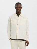 Lade das Bild in den Galerie-Viewer, SELECTED | LEINENMIX OVERSHIRT Brody Sun | Cloud dancer
