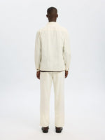 Lade das Bild in den Galerie-Viewer, SELECTED | LEINENMIX OVERSHIRT Brody Sun | Cloud dancer
