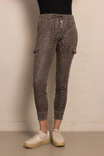 Lade das Bild in den Galerie-Viewer, Zhrill | DAISEY - Cargo Hose | 131 Brown
