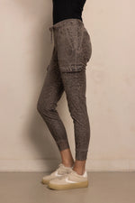Lade das Bild in den Galerie-Viewer, Zhrill | DAISEY - Cargo Hose | 131 Brown
