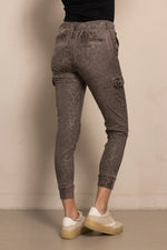 Lade das Bild in den Galerie-Viewer, Zhrill | DAISEY - Cargo Hose | 131 Brown
