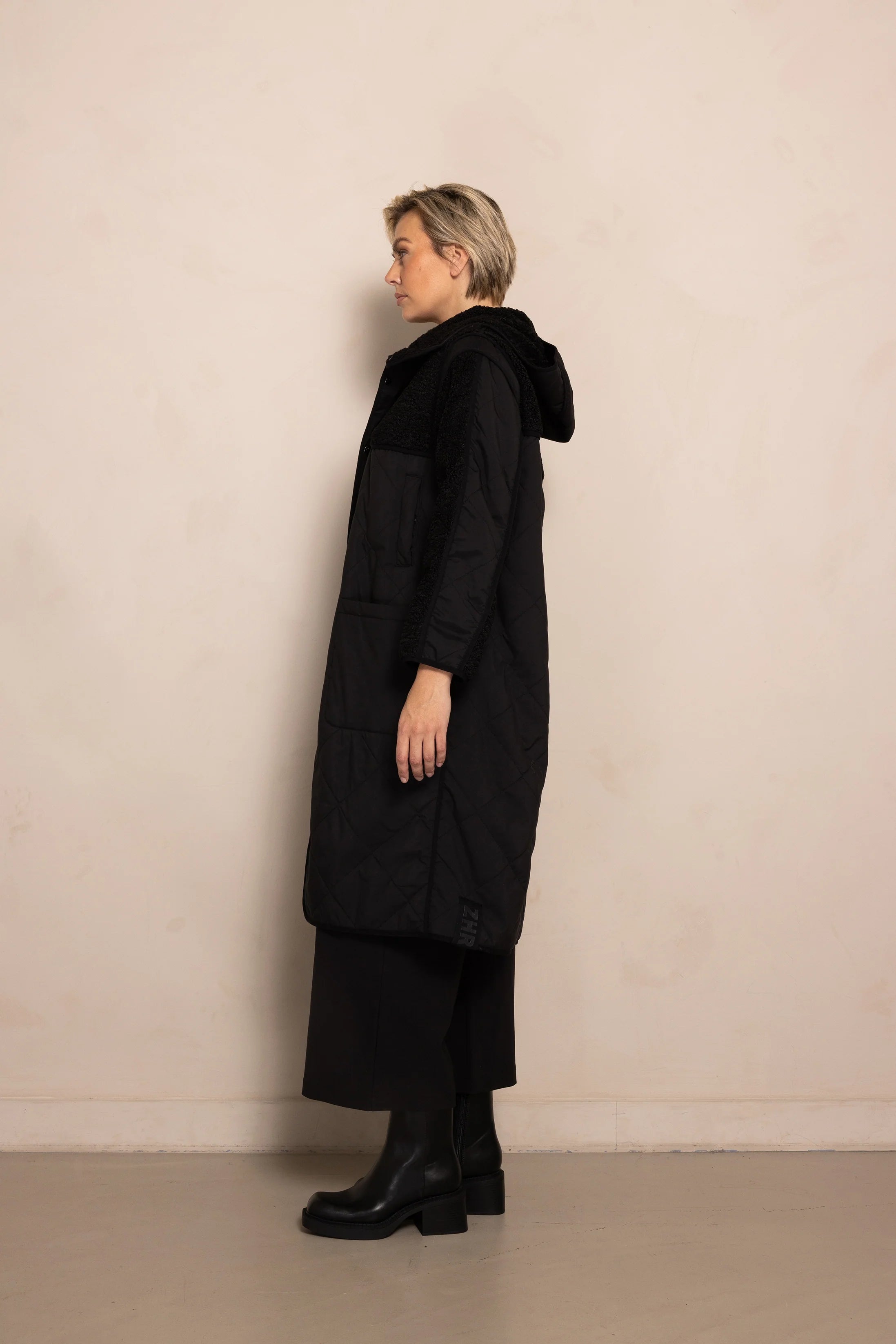 Zhrill | ZHFAY Mantel | 117 Black