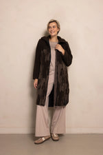 Lade das Bild in den Galerie-Viewer, Zhrill | DARA - Teddy Mantel  | 147 Coffee
