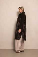 Lade das Bild in den Galerie-Viewer, Zhrill | DARA - Teddy Mantel  | 147 Coffee
