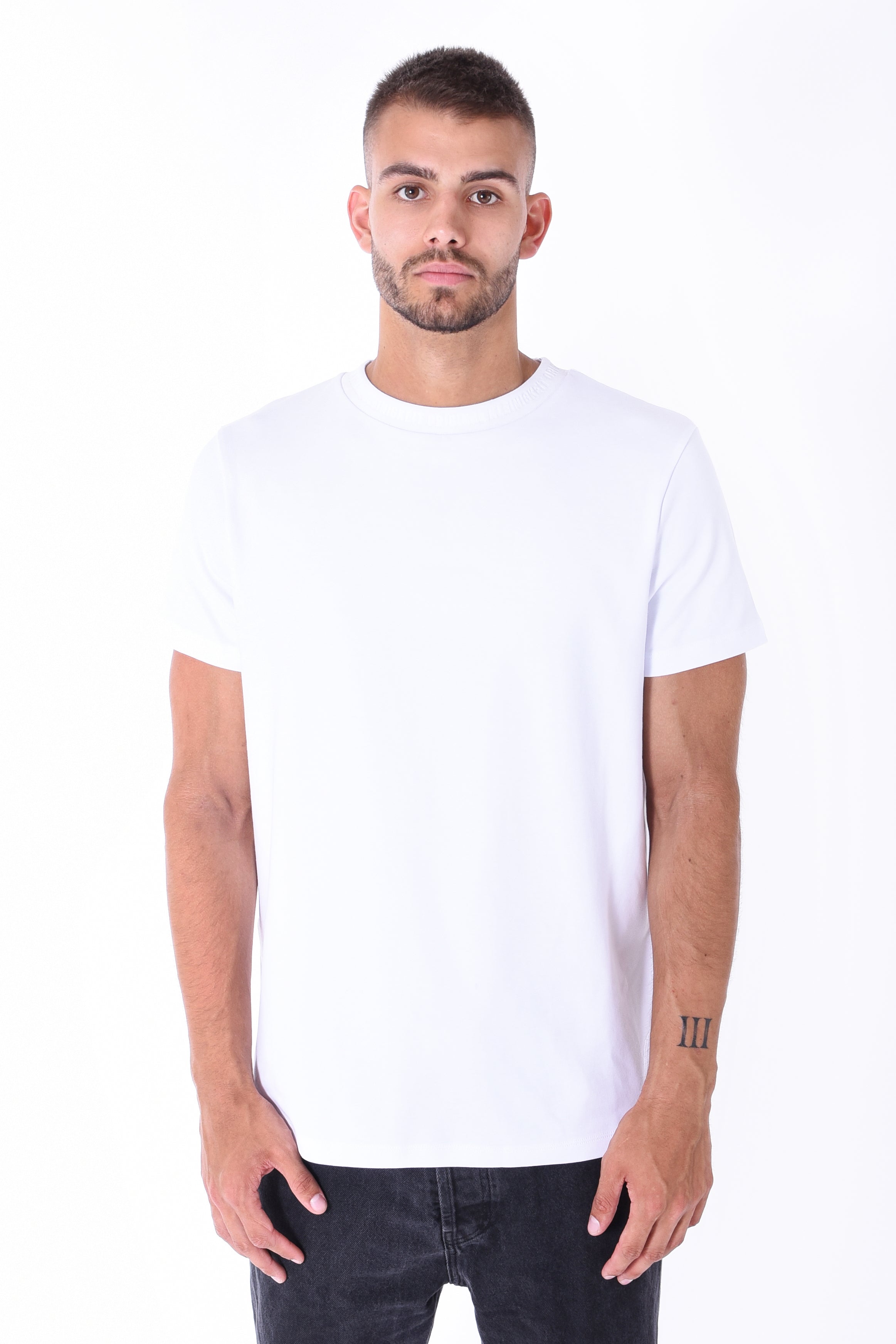 Kleinigkeit | T-Shirt Roundcut "Unterragendes Shirt" | white