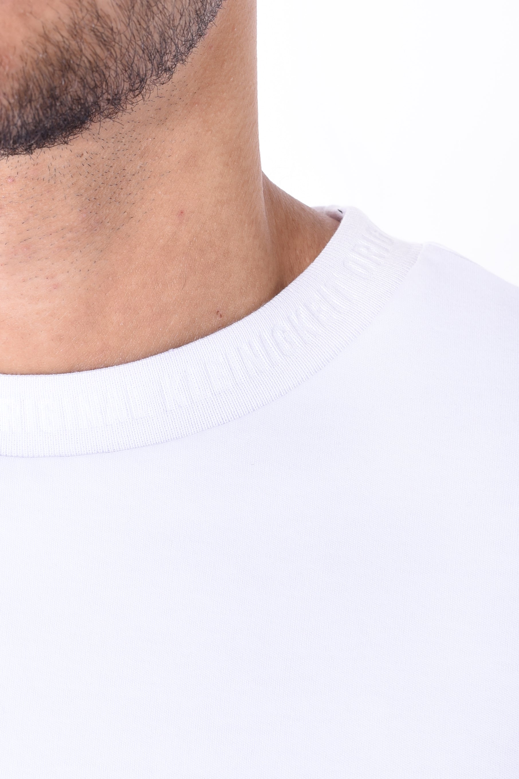 Kleinigkeit | T-Shirt Roundcut "Unterragendes Shirt" | white