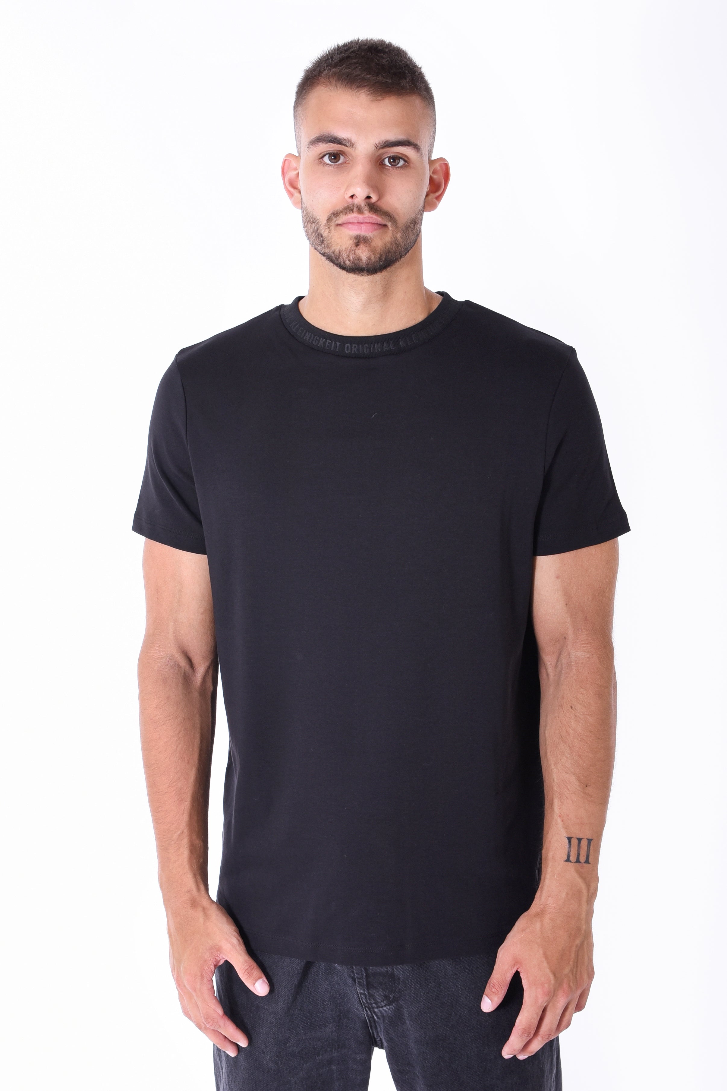 Kleinigkeit | T-Shirt Roundcut "Unterragendes Shirt" | black