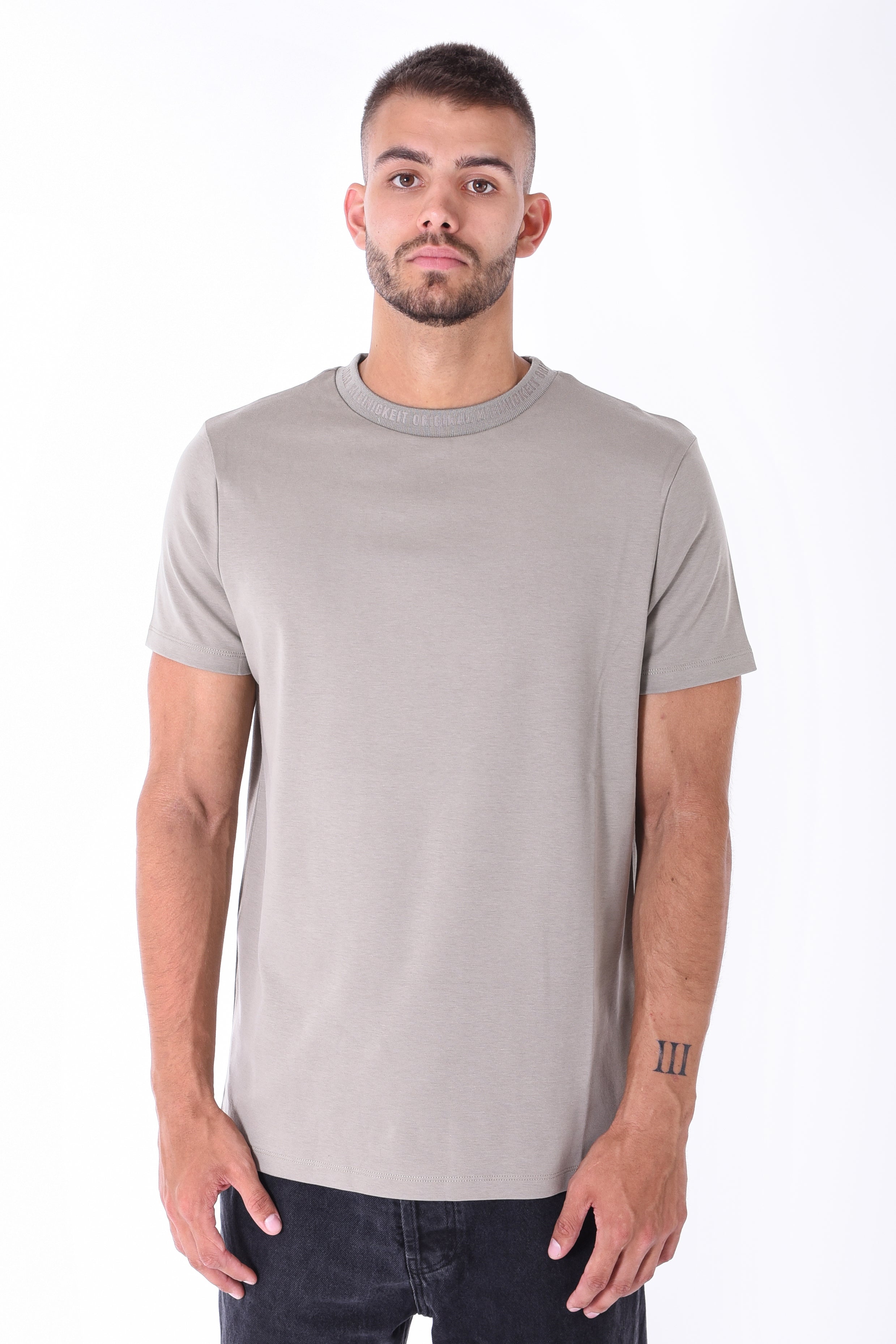 Kleinigkeit | T-Shirt Roundcut "Unterragendes Shirt" | olive