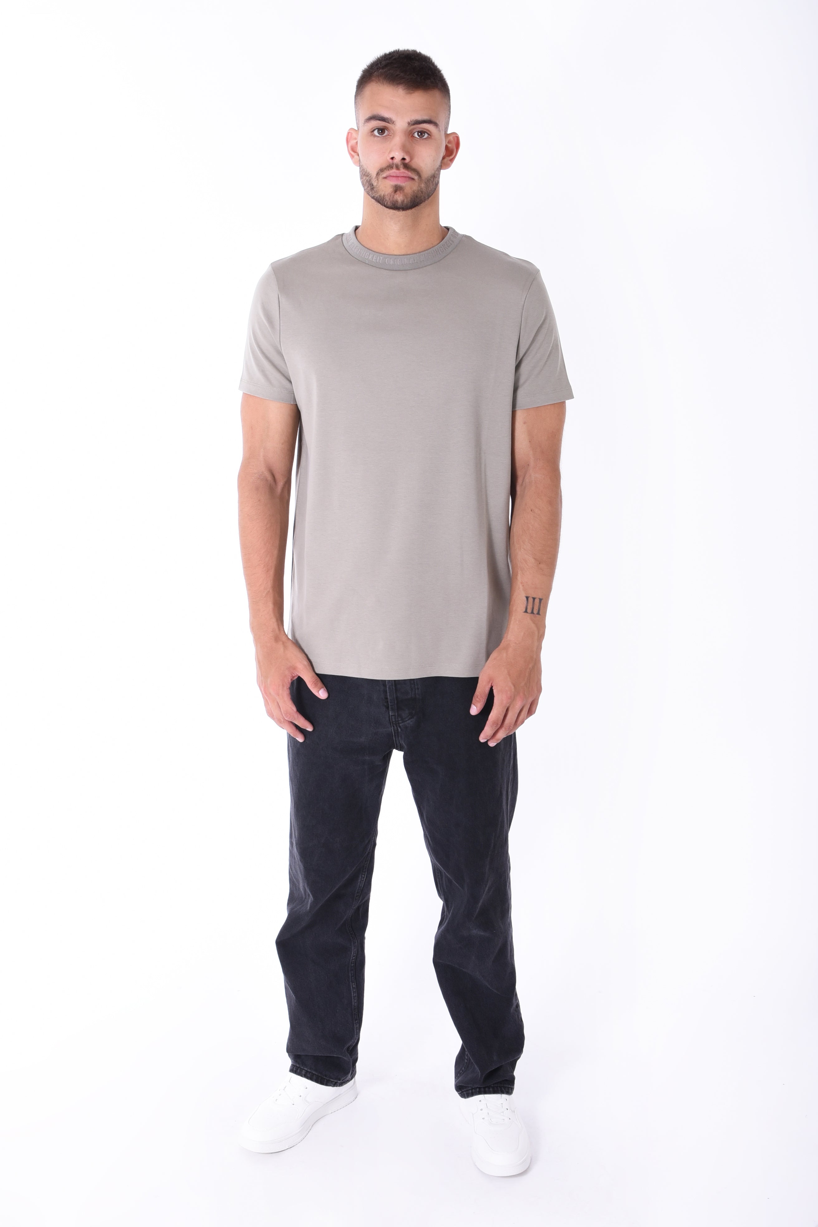 Kleinigkeit | T-Shirt Roundcut "Unterragendes Shirt" | olive