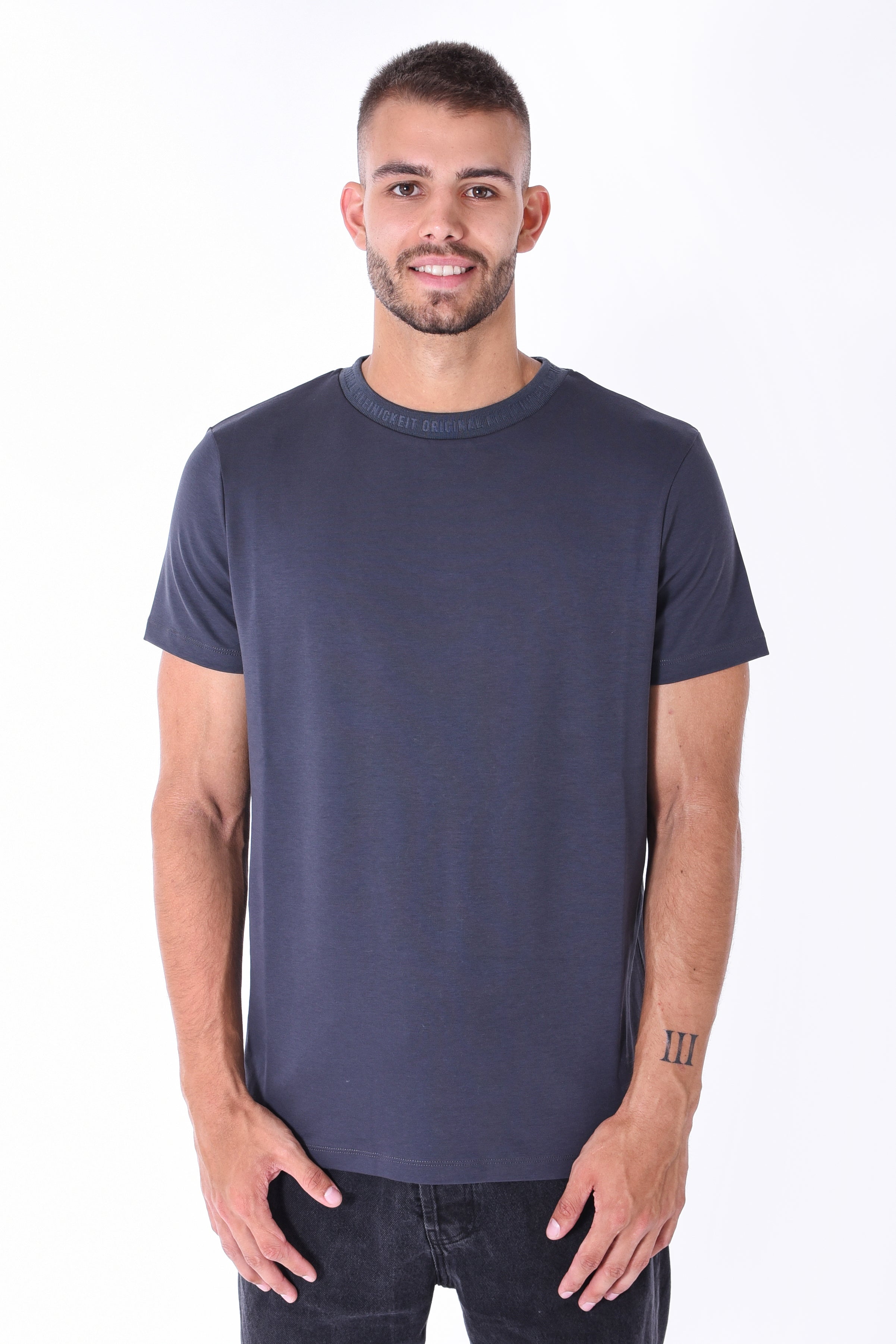 Kleinigkeit | T-Shirt Roundcut "Unterragendes Shirt" | aspahlt grey
