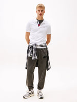 Lade das Bild in den Galerie-Viewer, Tommy Jeans | Slim Fit Poloshirt aus reiner Bio-Baumwolle | YBR WHITE
