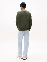 Lade das Bild in den Galerie-Viewer, Tommy Jeans | Slim Fit Pullover mit Rundhalsausschnitt | MRH Green
