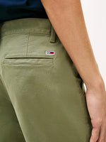 Lade das Bild in den Galerie-Viewer, Tommy Jeans | Scanton Slim Fit Chino Short | MR6 Arub Green
