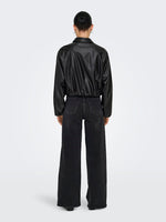 Lade das Bild in den Galerie-Viewer, ONLY | SARAMY Leder Bomber Jacke | Black
