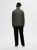 Lade das Bild in den Galerie-Viewer, SELECTED | KLASSISCHES OVERSHIRT Jackie | Forste Night oliv
