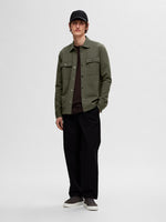Lade das Bild in den Galerie-Viewer, SELECTED | KLASSISCHES OVERSHIRT Jackie | Forste Night oliv
