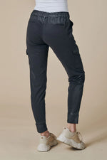 Lade das Bild in den Galerie-Viewer, Zhrill | DAISEY - Cargo Hose | N9482 black
