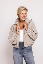 Lade das Bild in den Galerie-Viewer, Zhrill | BIRA - Jacke kurz  | Greige

