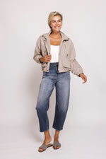 Lade das Bild in den Galerie-Viewer, Zhrill | BIRA - Jacke kurz  | Greige
