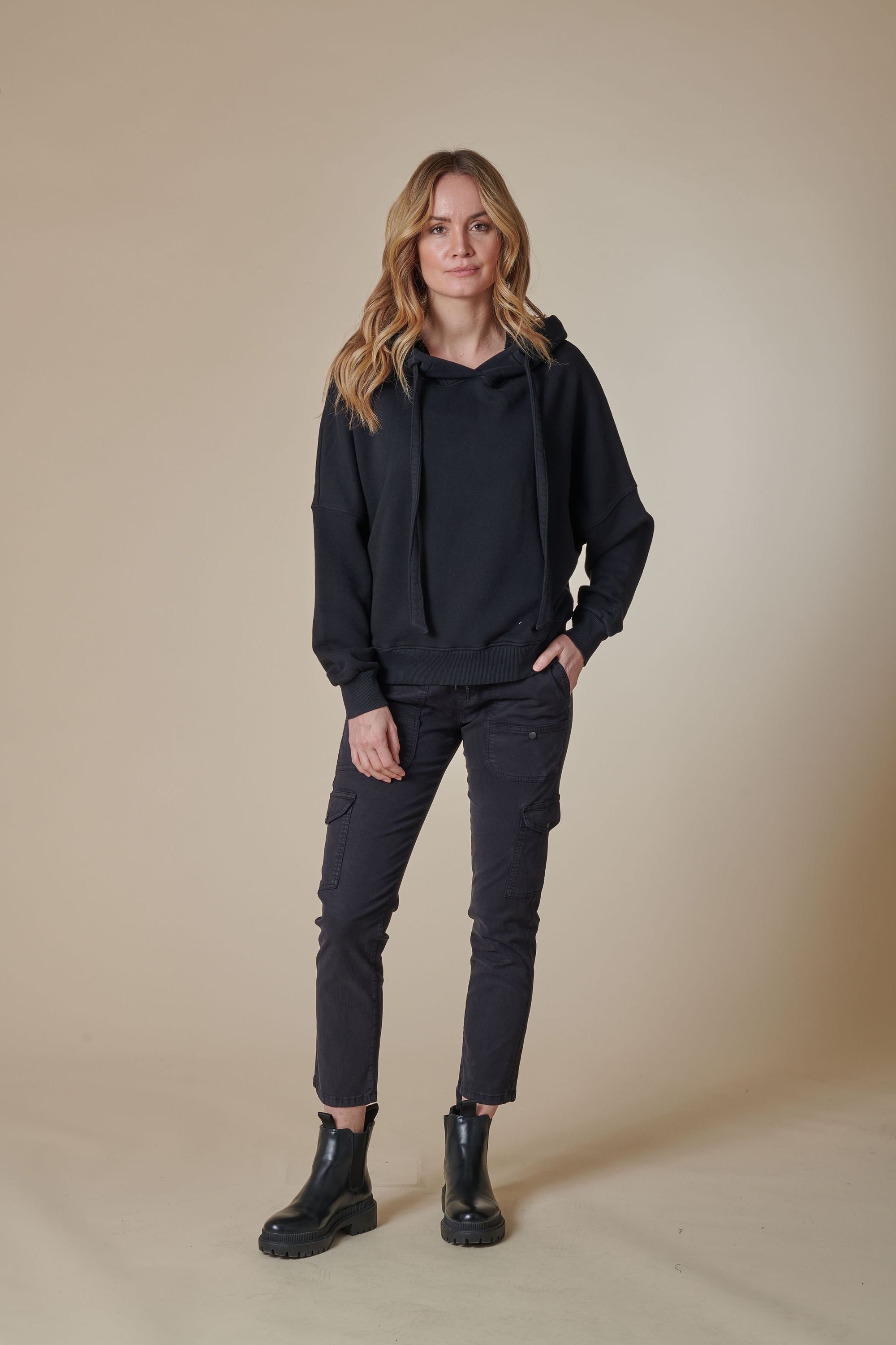 Zhrill | Hoodie Zhoda | N9001 jet black