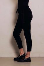 Lade das Bild in den Galerie-Viewer, Zhrill | CHIARA - Casual Soft Cord Hose | Black
