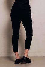 Lade das Bild in den Galerie-Viewer, Zhrill | CHIARA - Casual Soft Cord Hose | Black
