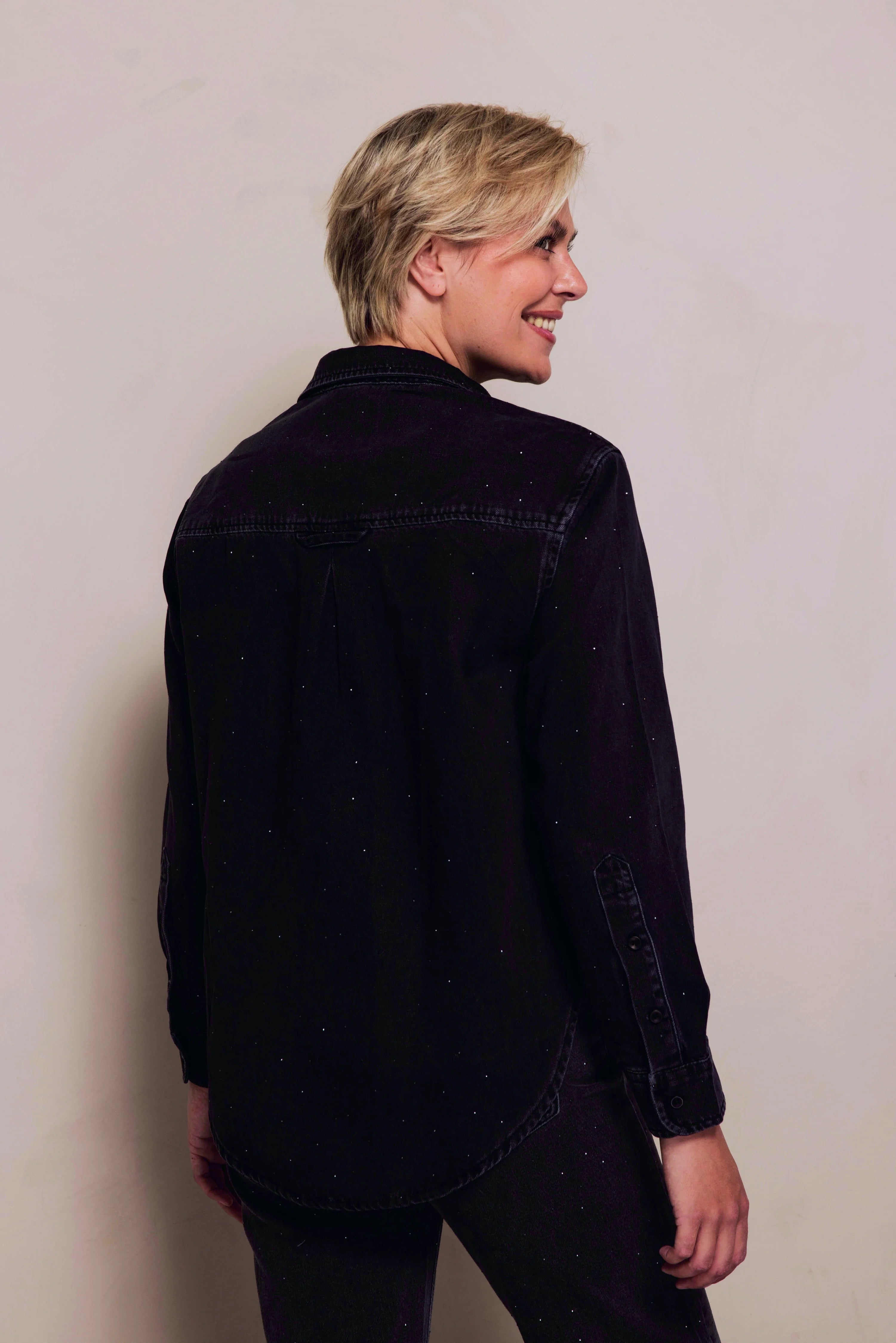 Zhrill | TJURA Hemd | Black