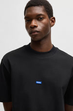 Lade das Bild in den Galerie-Viewer, Hugo Blue | T-Shirt Nieros mit Blue-Logo-Patch | 001 black
