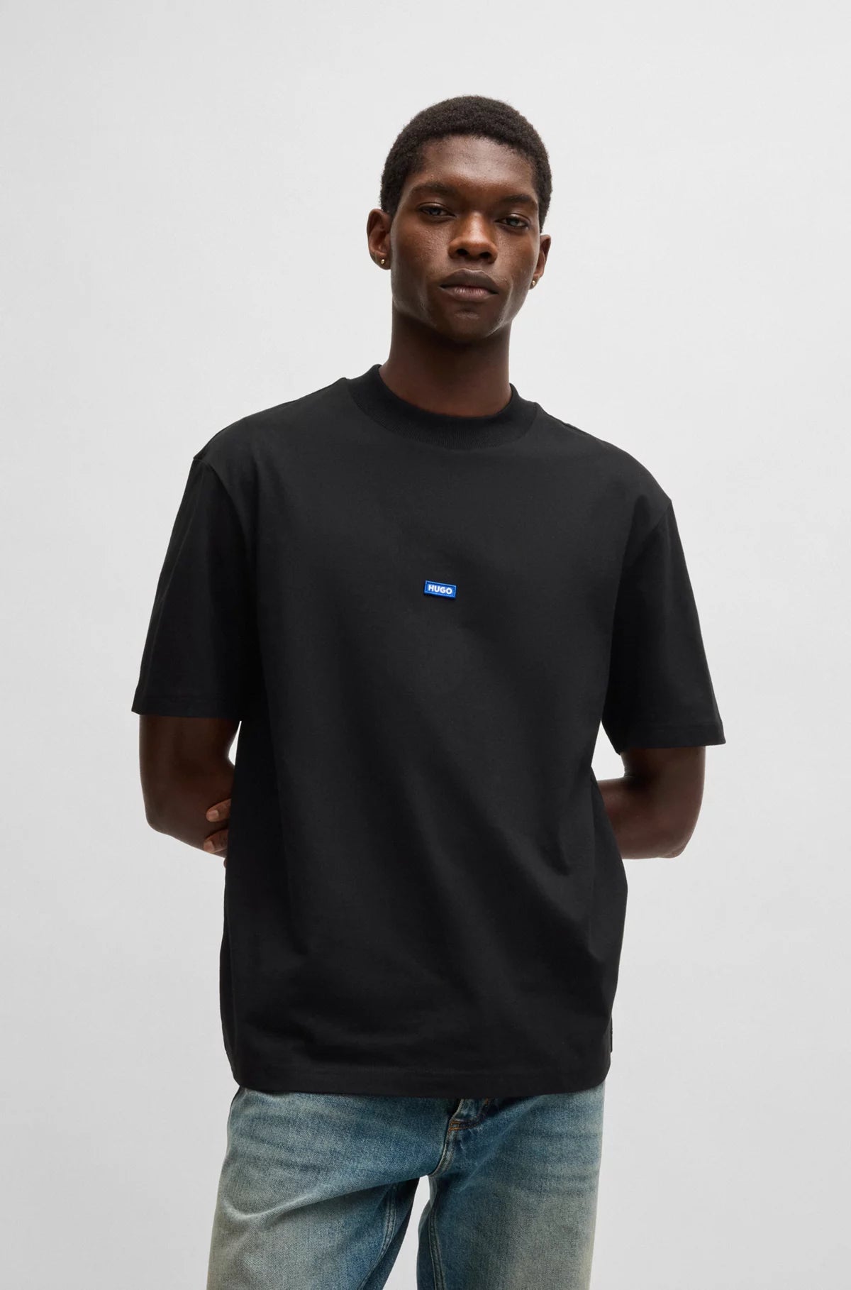 Hugo Blue | T-Shirt Nieros mit Blue-Logo-Patch | 001 black