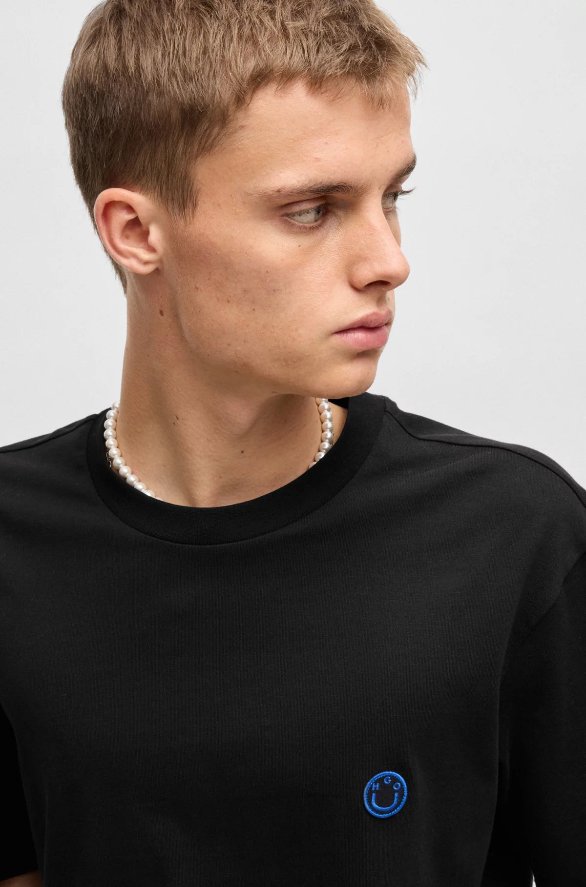Hugo Blue | T-Shirt Niley mit Happy HUGO Logo  | 002 black