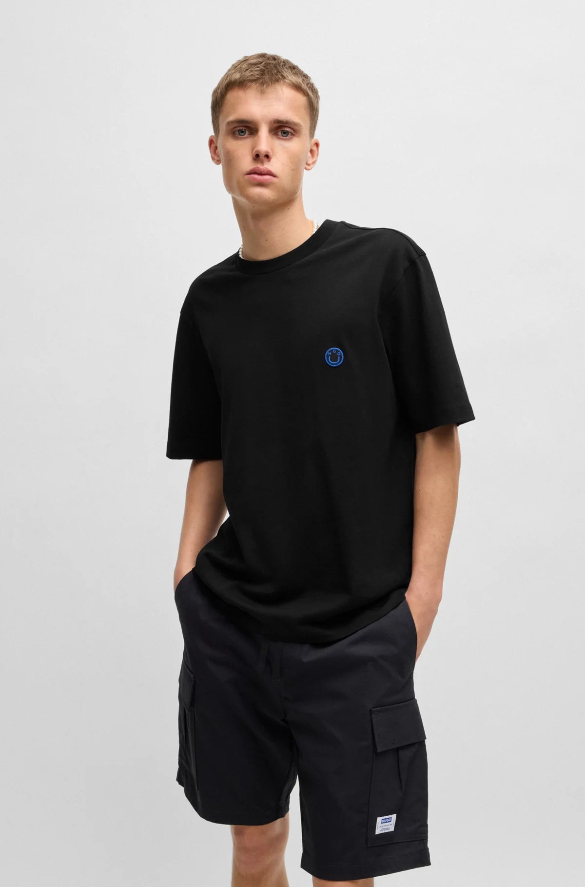 Hugo Blue | T-Shirt Niley mit Happy HUGO Logo  | 002 black