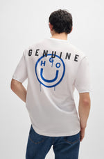 Lade das Bild in den Galerie-Viewer, Hugo Blue | T-Shirt Nalumero mit Smiley-Face-Logo | 100 white
