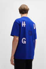 Lade das Bild in den Galerie-Viewer, Hugo Blue | T-Shirt Nimayliti mit Smiley-Face-Logo | 493 open blue
