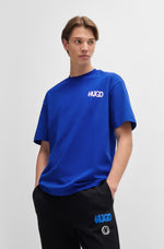 Lade das Bild in den Galerie-Viewer, Hugo Blue | T-Shirt Nimayliti mit Smiley-Face-Logo | 493 open blue
